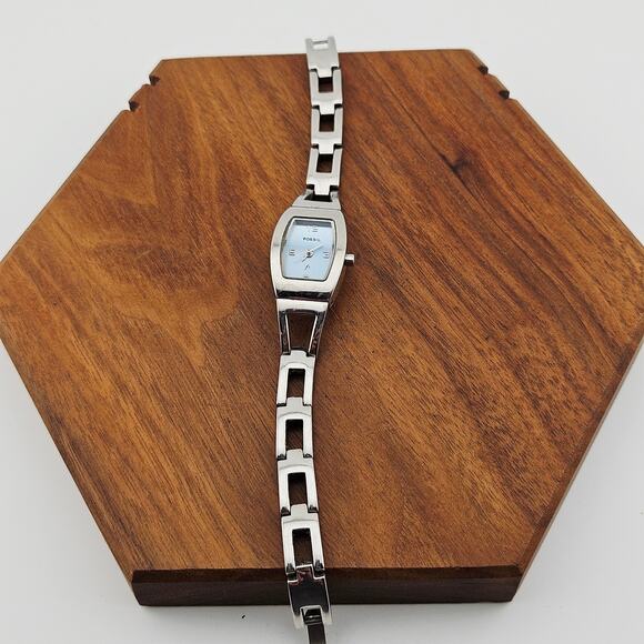 Fossil Women's Silver Tone Minimalist Watch Light Blue Dial Contemporary Link - Picture 4 of 7